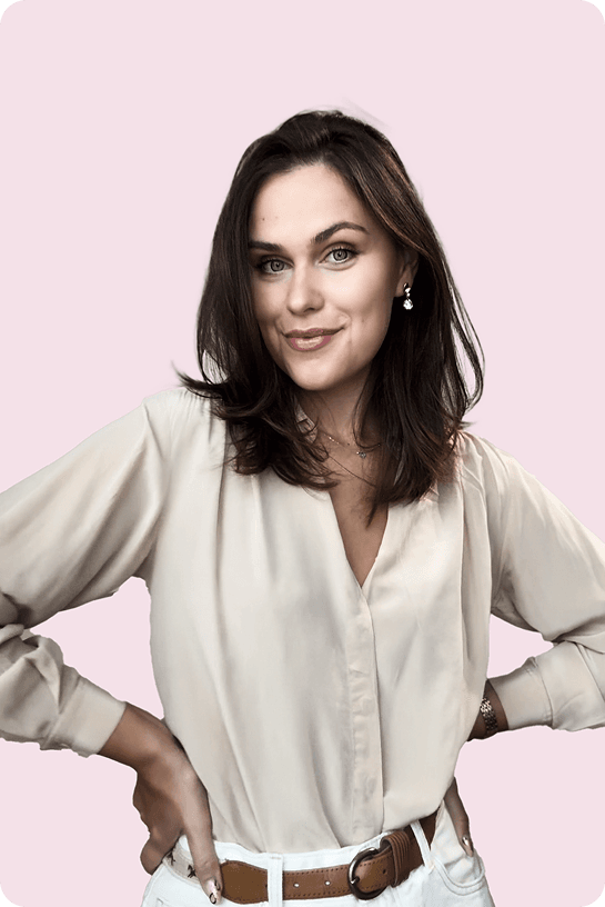 Victoria pozująca na krześle